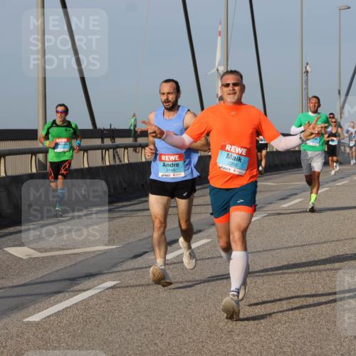 03.10.2026 - Köhlbrandbrückenlauf Strokosch-Dieckow http://msf.ph/oto/10599036 03.10.2026 09:35:53 Position 2 2149, 2355, 2155 meine-sportfotos.de