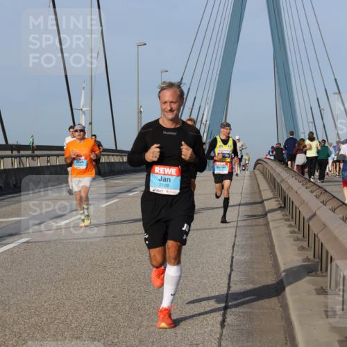 03.10.2026 - Köhlbrandbrückenlauf Strokosch-Dieckow http://msf.ph/oto/10601453 03.10.2026 09:36:45 Position 2 24, 2237, 2188 meine-sportfotos.de