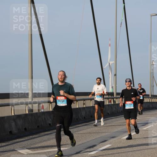 03.10.2026 - Köhlbrandbrückenlauf Strokosch-Dieckow http://msf.ph/oto/10601530 03.10.2026 09:36:53 Position 2 1973 meine-sportfotos.de