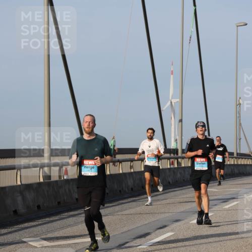 03.10.2026 - Köhlbrandbrückenlauf Strokosch-Dieckow http://msf.ph/oto/10601541 03.10.2026 09:36:53 Position 2 1973 meine-sportfotos.de