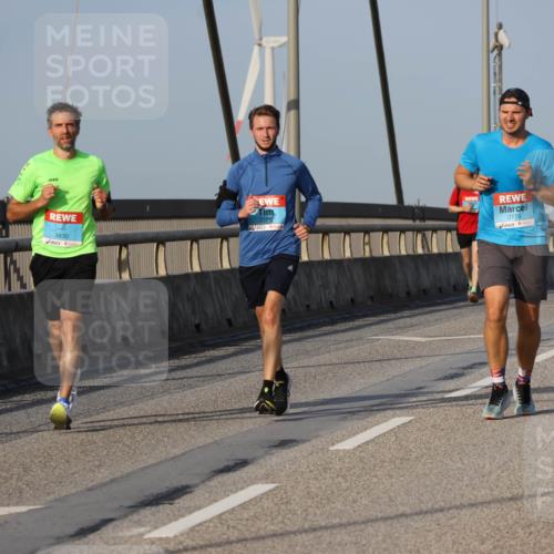 03.10.2026 - Köhlbrandbrückenlauf Strokosch-Dieckow http://msf.ph/oto/10601739 03.10.2026 09:37:11 Position 2 3830, 2186, 2175 meine-sportfotos.de