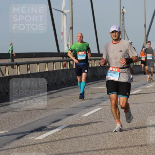 03.10.2026 - Köhlbrandbrückenlauf Strokosch-Dieckow http://msf.ph/oto/10601987 03.10.2026 09:37:36 Position 2 3457, 2317 meine-sportfotos.de