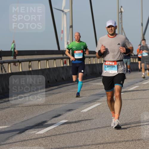 03.10.2026 - Köhlbrandbrückenlauf Strokosch-Dieckow http://msf.ph/oto/10602002 03.10.2026 09:37:36 Position 2 3457, 2317 meine-sportfotos.de