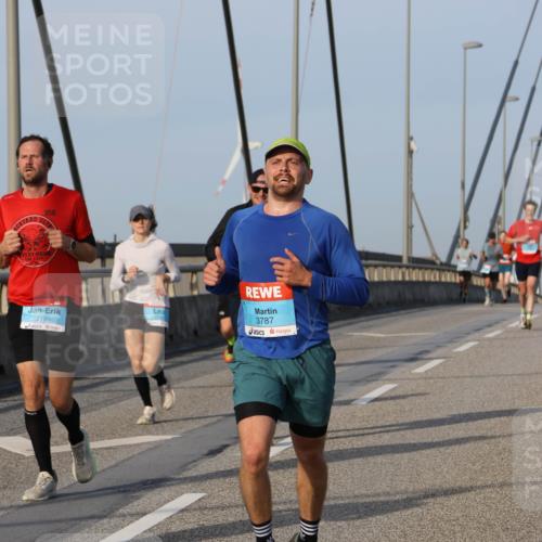 03.10.2026 - Köhlbrandbrückenlauf Strokosch-Dieckow http://msf.ph/oto/10602862 03.10.2026 09:39:01 Position 2 2198, 3787 meine-sportfotos.de