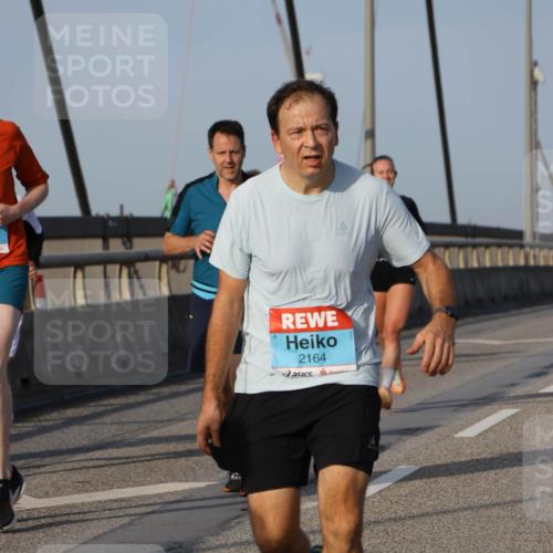 03.10.2026 - Köhlbrandbrückenlauf Strokosch-Dieckow http://msf.ph/oto/10603088 03.10.2026 09:39:20 Position 2 2164 meine-sportfotos.de