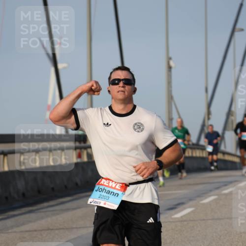 03.10.2026 - Köhlbrandbrückenlauf Strokosch-Dieckow http://msf.ph/oto/10603199 03.10.2026 09:39:27 Position 2 2203 meine-sportfotos.de