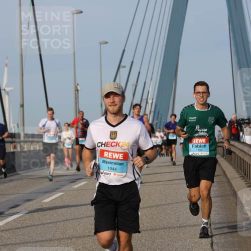 03.10.2026 - Köhlbrandbrückenlauf Strokosch-Dieckow http://msf.ph/oto/10603359 03.10.2026 09:39:40 Position 2 24, 1944, 1359 meine-sportfotos.de