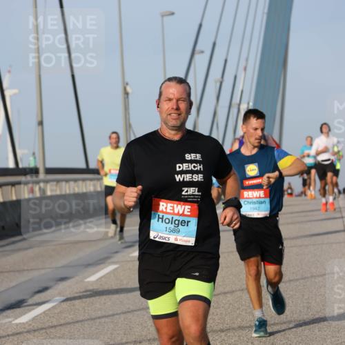 03.10.2026 - Köhlbrandbrückenlauf Strokosch-Dieckow http://msf.ph/oto/10603877 03.10.2026 09:40:19 Position 2 25, 5, 0, 1942, 1589 meine-sportfotos.de