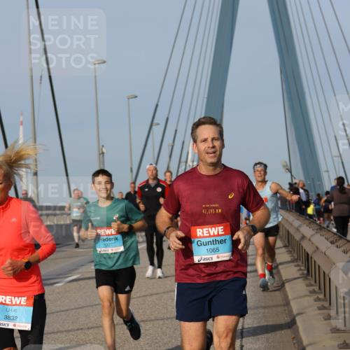 03.10.2026 - Köhlbrandbrückenlauf Strokosch-Dieckow http://msf.ph/oto/10604618 03.10.2026 09:41:45 Position 2 3832, 1227, 42, 195, 1065 meine-sportfotos.de