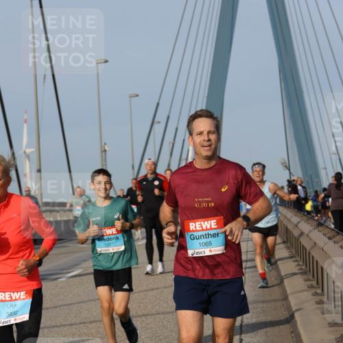 03.10.2026 - Köhlbrandbrückenlauf Strokosch-Dieckow http://msf.ph/oto/10604623 03.10.2026 09:41:45 Position 2 3832, 1227, 42, 195, 1065 meine-sportfotos.de