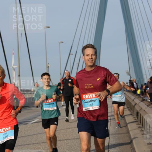 03.10.2026 - Köhlbrandbrückenlauf Strokosch-Dieckow http://msf.ph/oto/10604629 03.10.2026 09:41:45 Position 2 3832, 1227, 42, 195, 1065 meine-sportfotos.de