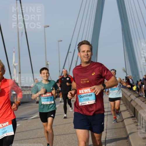 03.10.2026 - Köhlbrandbrückenlauf Strokosch-Dieckow http://msf.ph/oto/10604633 03.10.2026 09:41:45 Position 2 3832, 1227, 42, 195, 1065 meine-sportfotos.de