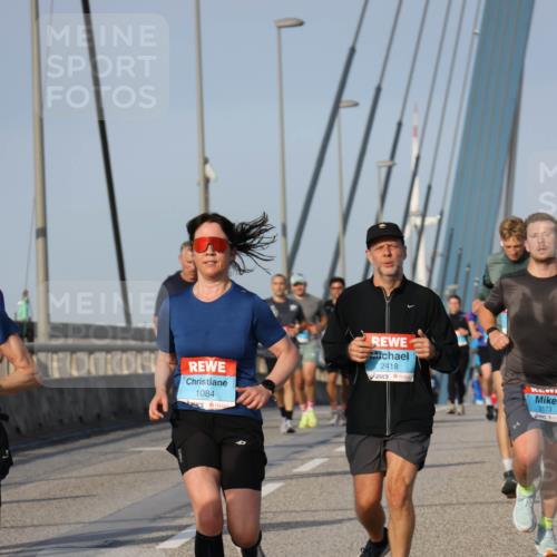 03.10.2026 - Köhlbrandbrückenlauf Strokosch-Dieckow http://msf.ph/oto/10605158 03.10.2026 09:43:10 Position 2 1084, 2418, 2173 meine-sportfotos.de