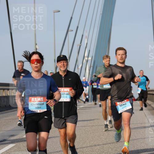 03.10.2026 - Köhlbrandbrückenlauf Strokosch-Dieckow http://msf.ph/oto/10605172 03.10.2026 09:43:11 Position 2 1084, 2418, 2173 meine-sportfotos.de
