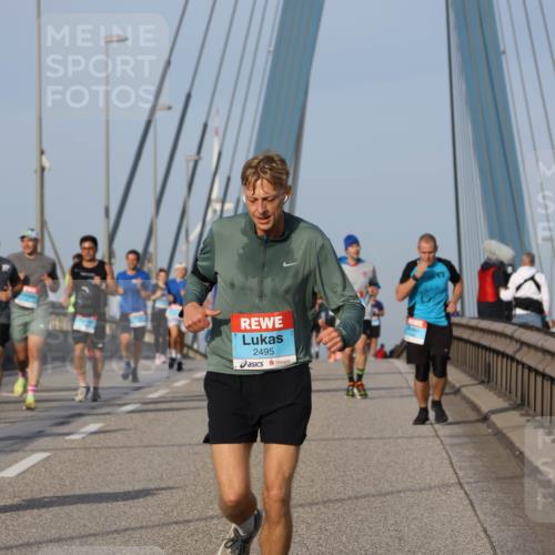 03.10.2026 - Köhlbrandbrückenlauf Strokosch-Dieckow http://msf.ph/oto/10605225 03.10.2026 09:43:15 Position 2 2495 meine-sportfotos.de