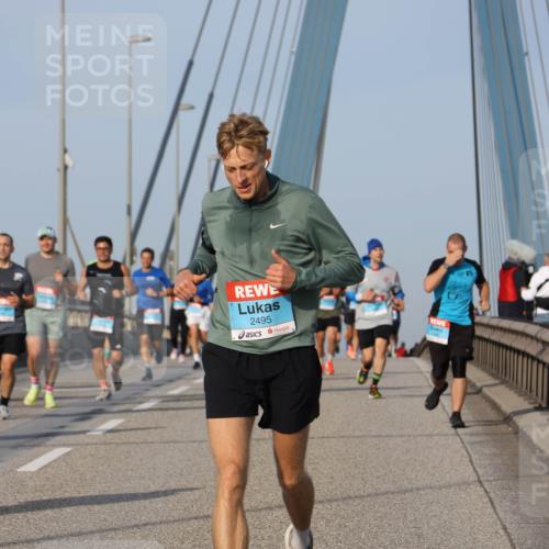 03.10.2026 - Köhlbrandbrückenlauf Strokosch-Dieckow http://msf.ph/oto/10605243 03.10.2026 09:43:15 Position 2 2495 meine-sportfotos.de