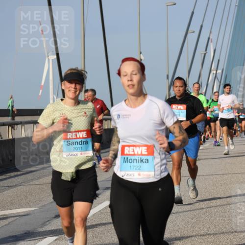 03.10.2026 - Köhlbrandbrückenlauf Strokosch-Dieckow http://msf.ph/oto/10605857 03.10.2026 09:44:12 Position 2 833, 2011, 1722 meine-sportfotos.de