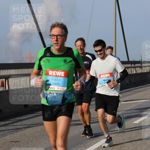 03.10.2026 - Köhlbrandbrückenlauf Strokosch-Dieckow http://msf.ph/oto/10605999 03.10.2026 09:44:27 Position 2 3900, 888, 379 meine-sportfotos.de