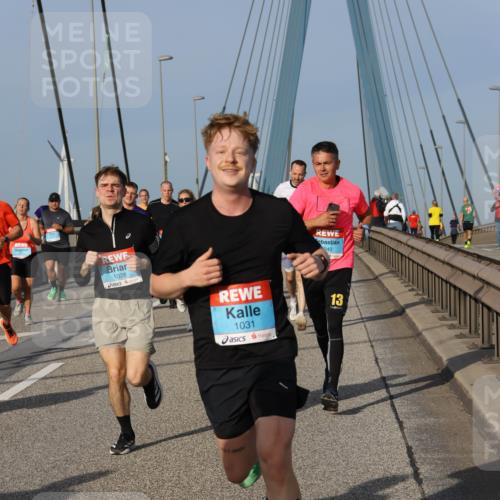03.10.2026 - Köhlbrandbrückenlauf Strokosch-Dieckow http://msf.ph/oto/10606016 03.10.2026 09:44:29 Position 2 1028, 1031, 1, 940, 13 meine-sportfotos.de