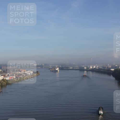 03.10.2026 - Köhlbrandbrückenlauf Tim E. http://msf.ph/oto/10606021 03.10.2026 09:08:21 Position 1  meine-sportfotos.de