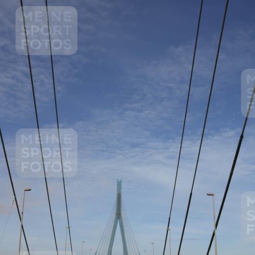 03.10.2026 - Köhlbrandbrückenlauf Tim E. http://msf.ph/oto/10606119 03.10.2026 09:11:01 Position 1  meine-sportfotos.de