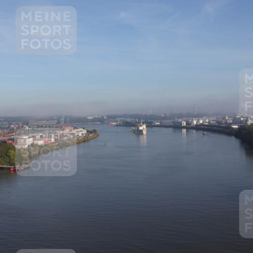 03.10.2026 - Köhlbrandbrückenlauf Tim E. http://msf.ph/oto/10606167 03.10.2026 09:12:23 Position 1  meine-sportfotos.de