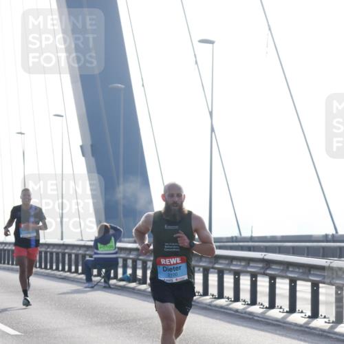 03.10.2026 - Köhlbrandbrückenlauf Tim E. http://msf.ph/oto/10606181 03.10.2026 09:15:58 Position 1 2100 meine-sportfotos.de