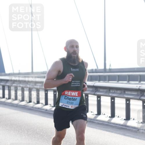 03.10.2026 - Köhlbrandbrückenlauf Tim E. http://msf.ph/oto/10606191 03.10.2026 09:15:59 Position 1 2100 meine-sportfotos.de