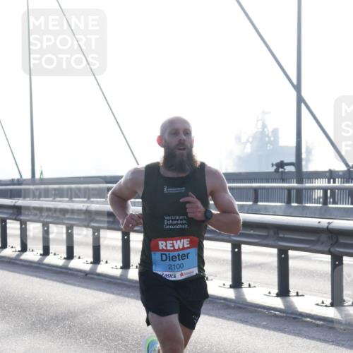 03.10.2026 - Köhlbrandbrückenlauf Tim E. http://msf.ph/oto/10606202 03.10.2026 09:16:00 Position 1 2100 meine-sportfotos.de