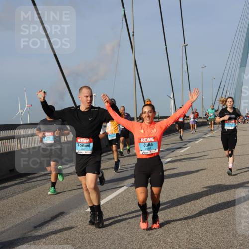 03.10.2026 - Köhlbrandbrückenlauf Strokosch-Dieckow http://msf.ph/oto/10606205 03.10.2026 09:44:35 Position 2 2601, 2602 meine-sportfotos.de