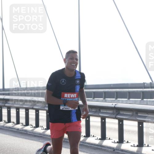 03.10.2026 - Köhlbrandbrückenlauf Tim E. http://msf.ph/oto/10606224 03.10.2026 09:16:03 Position 1  meine-sportfotos.de