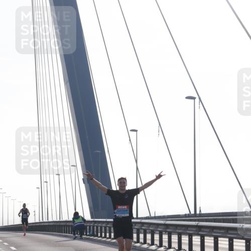 03.10.2026 - Köhlbrandbrückenlauf Tim E. http://msf.ph/oto/10606245 03.10.2026 09:16:28 Position 1  meine-sportfotos.de