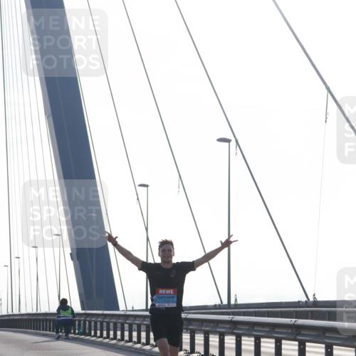 03.10.2026 - Köhlbrandbrückenlauf Tim E. http://msf.ph/oto/10606250 03.10.2026 09:16:29 Position 1  meine-sportfotos.de