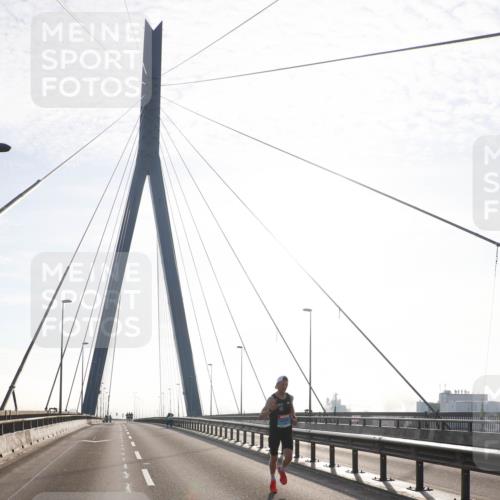 03.10.2026 - Köhlbrandbrückenlauf Tim E. http://msf.ph/oto/10606285 03.10.2026 09:16:40 Position 1  meine-sportfotos.de