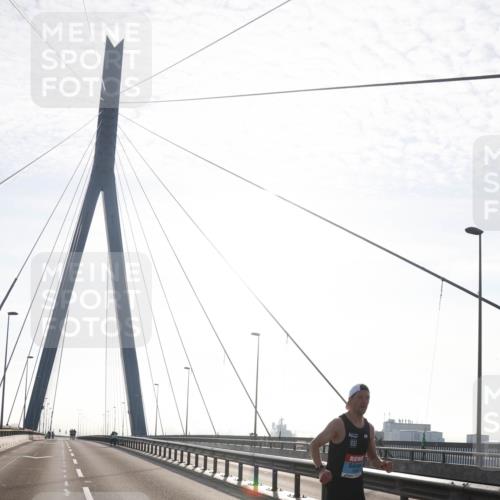 03.10.2026 - Köhlbrandbrückenlauf Tim E. http://msf.ph/oto/10606302 03.10.2026 09:16:41 Position 1  meine-sportfotos.de
