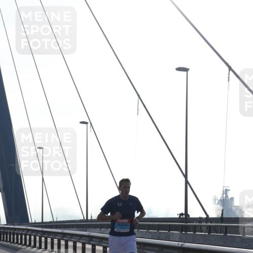 03.10.2026 - Köhlbrandbrückenlauf Tim E. http://msf.ph/oto/10606362 03.10.2026 09:17:07 Position 1 2131 meine-sportfotos.de