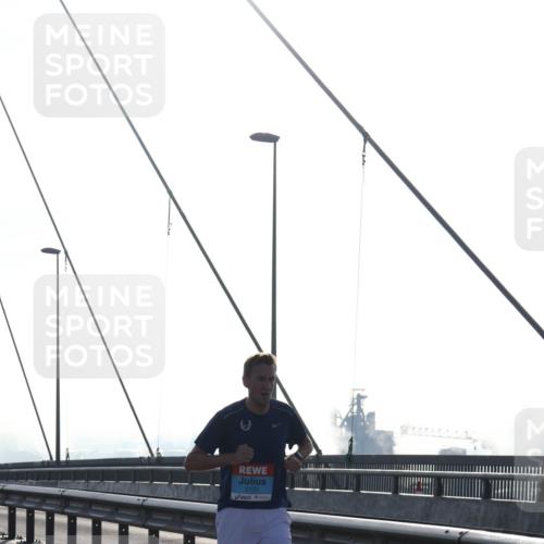 03.10.2026 - Köhlbrandbrückenlauf Tim E. http://msf.ph/oto/10606374 03.10.2026 09:17:08 Position 1 2131 meine-sportfotos.de