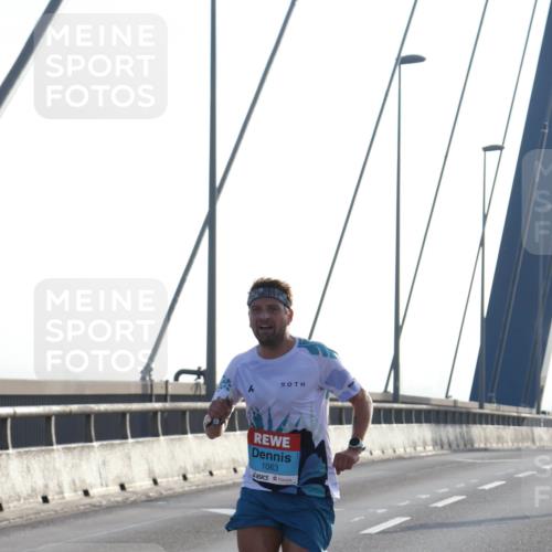03.10.2026 - Köhlbrandbrückenlauf Tim E. http://msf.ph/oto/10606402 03.10.2026 09:17:30 Position 1 1063 meine-sportfotos.de