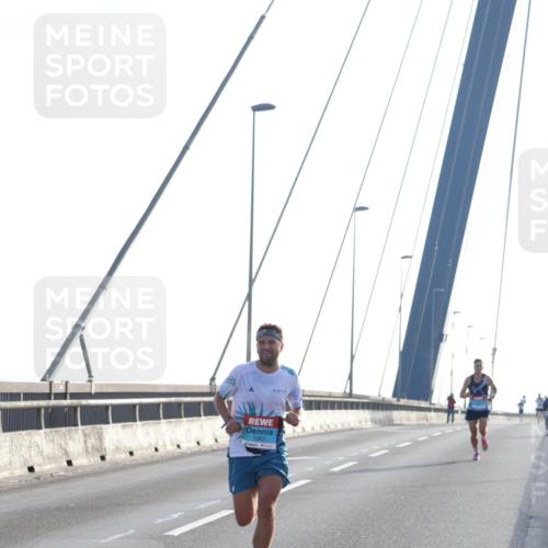 03.10.2026 - Köhlbrandbrückenlauf Tim E. http://msf.ph/oto/10606407 03.10.2026 09:17:30 Position 1 1063 meine-sportfotos.de