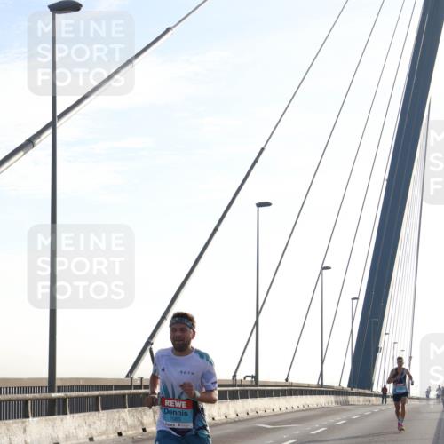 03.10.2026 - Köhlbrandbrückenlauf Tim E. http://msf.ph/oto/10606424 03.10.2026 09:17:31 Position 1 1063 meine-sportfotos.de