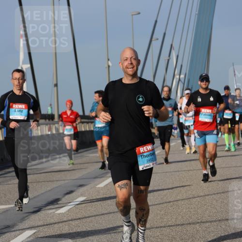 03.10.2026 - Köhlbrandbrückenlauf Strokosch-Dieckow http://msf.ph/oto/10606430 03.10.2026 09:44:51 Position 2 2374, 2452, 1981, 1901 meine-sportfotos.de