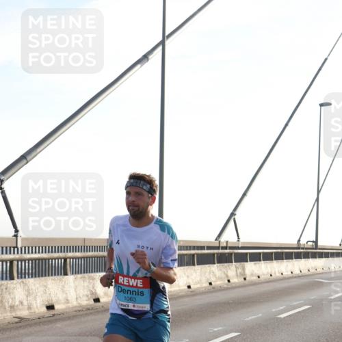 03.10.2026 - Köhlbrandbrückenlauf Tim E. http://msf.ph/oto/10606434 03.10.2026 09:17:31 Position 1 1063 meine-sportfotos.de