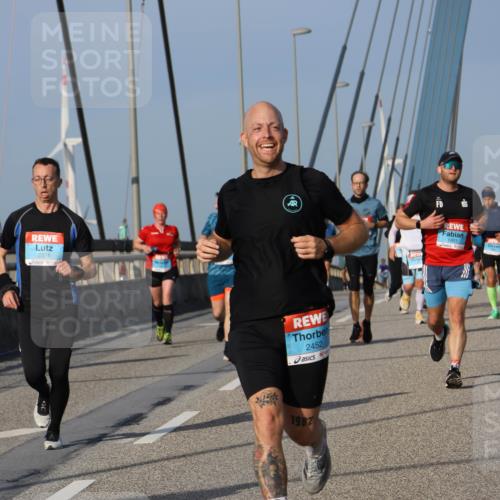 03.10.2026 - Köhlbrandbrückenlauf Strokosch-Dieckow http://msf.ph/oto/10606455 03.10.2026 09:44:52 Position 2 2374, 2452, 1987, 1901 meine-sportfotos.de