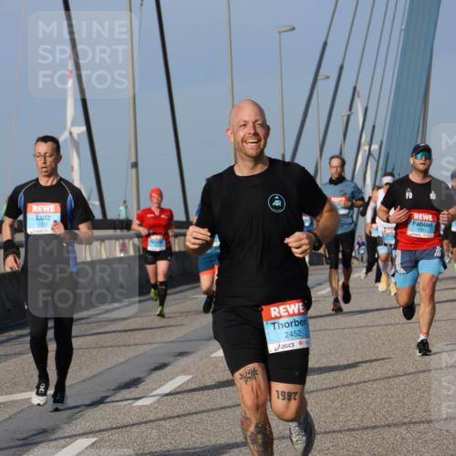 03.10.2026 - Köhlbrandbrückenlauf Strokosch-Dieckow http://msf.ph/oto/10606465 03.10.2026 09:44:52 Position 2 2374, 2452, 1987, 1901 meine-sportfotos.de