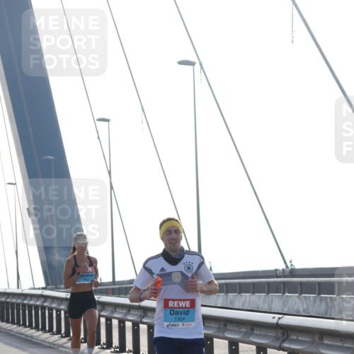 03.10.2026 - Köhlbrandbrückenlauf Tim E. http://msf.ph/oto/10606472 03.10.2026 09:17:52 Position 1 1324 meine-sportfotos.de