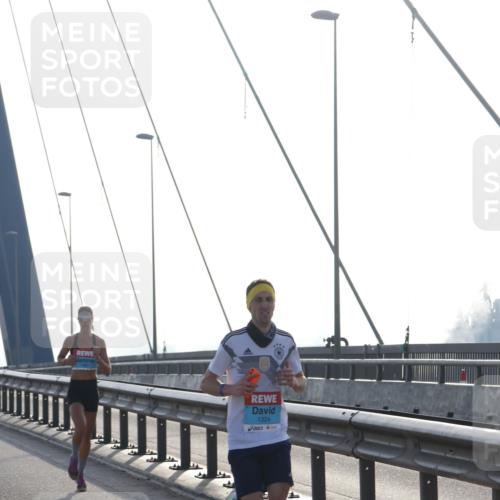 03.10.2026 - Köhlbrandbrückenlauf Tim E. http://msf.ph/oto/10606493 03.10.2026 09:17:53 Position 1 1324 meine-sportfotos.de