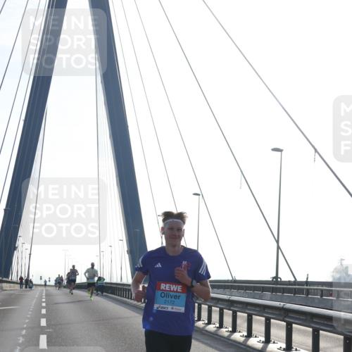 03.10.2026 - Köhlbrandbrückenlauf Tim E. http://msf.ph/oto/10606552 03.10.2026 09:18:03 Position 1 2172 meine-sportfotos.de