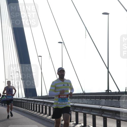 03.10.2026 - Köhlbrandbrückenlauf Tim E. http://msf.ph/oto/10606582 03.10.2026 09:18:11 Position 1 2120 meine-sportfotos.de