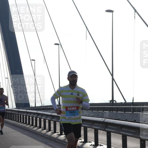 03.10.2026 - Köhlbrandbrückenlauf Tim E. http://msf.ph/oto/10606592 03.10.2026 09:18:11 Position 1 2120 meine-sportfotos.de