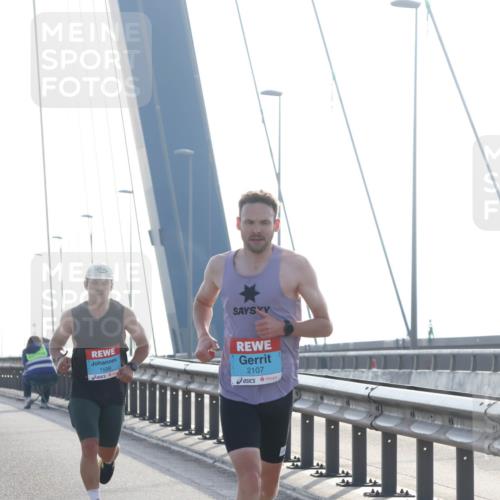 03.10.2026 - Köhlbrandbrückenlauf Tim E. http://msf.ph/oto/10606602 03.10.2026 09:18:13 Position 1 1599, 2107 meine-sportfotos.de